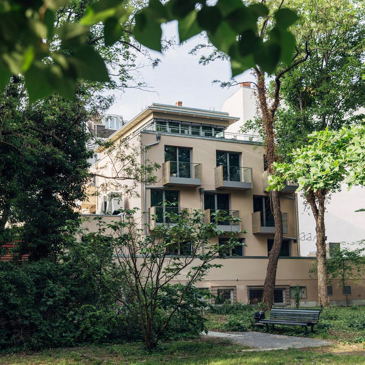 Sicht auf harrys home in Berlin Moabit mit Parkausrichtung