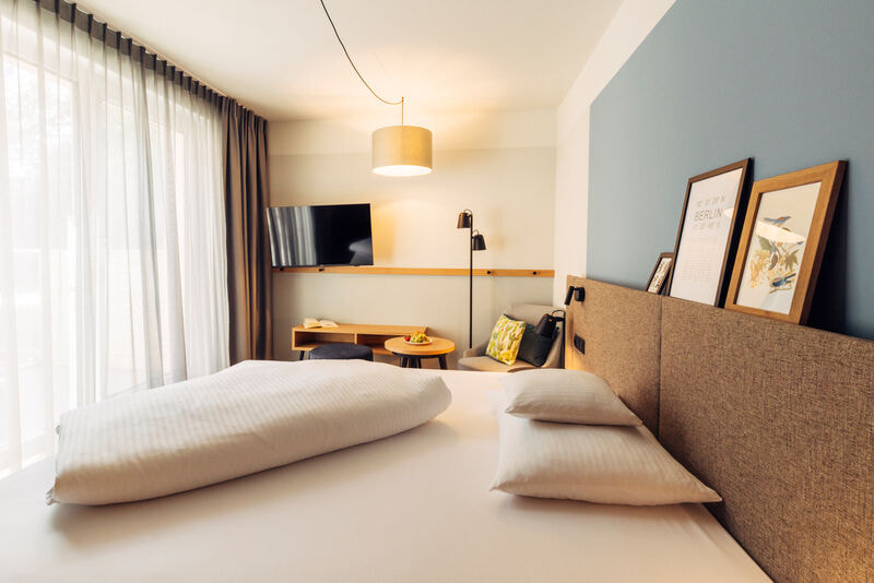 Standardzimmer mit Gartenblick