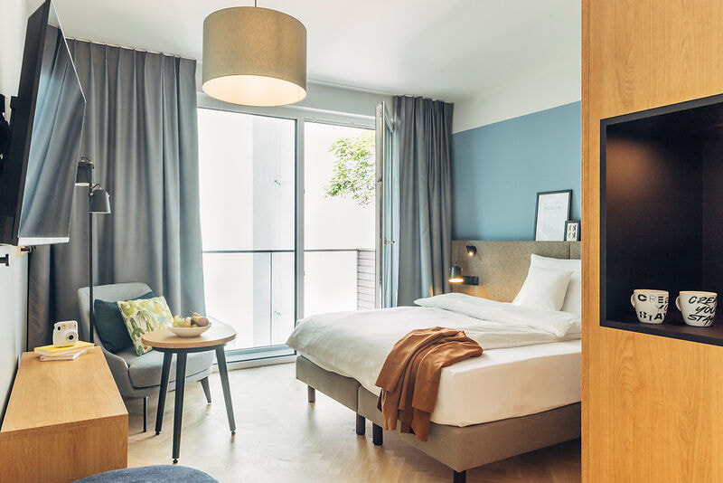 Standardzimmer mit Gartenblick