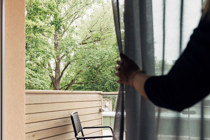 Standardzimmer mit Gartenblick