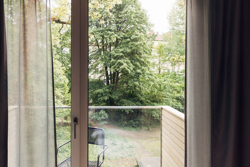 Standardzimmer mit Gartenblick