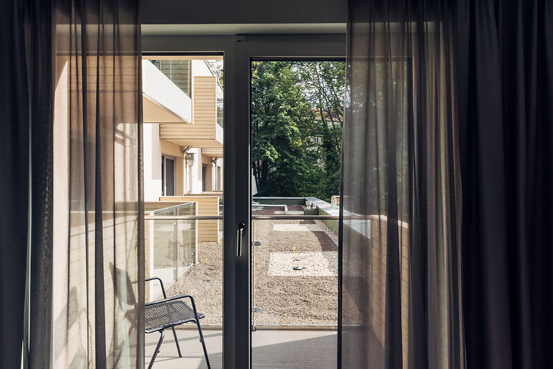 Standardzimmer mit Gartenblick